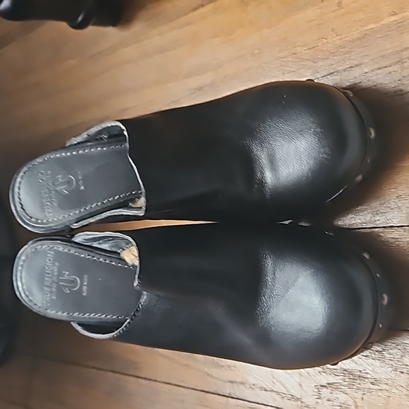 Clogs - Picture 2 of 3